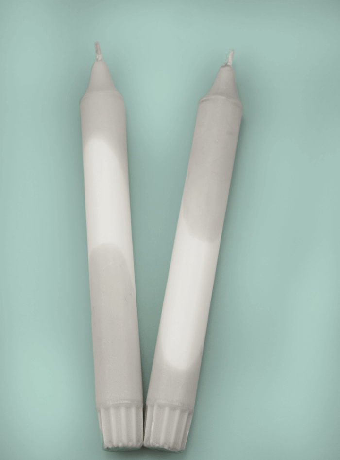 Tofarvede stearinlys i grå og hvid
